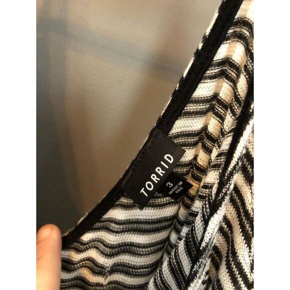 Torrid size 3 black white striped cold shoulder knit shirt blouse - Picture 3 of 4